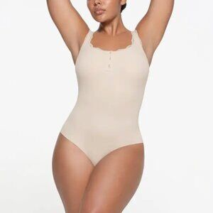 SKIMS Fits Everybody LACE HENLEY BODYSUIT (Stone, M)